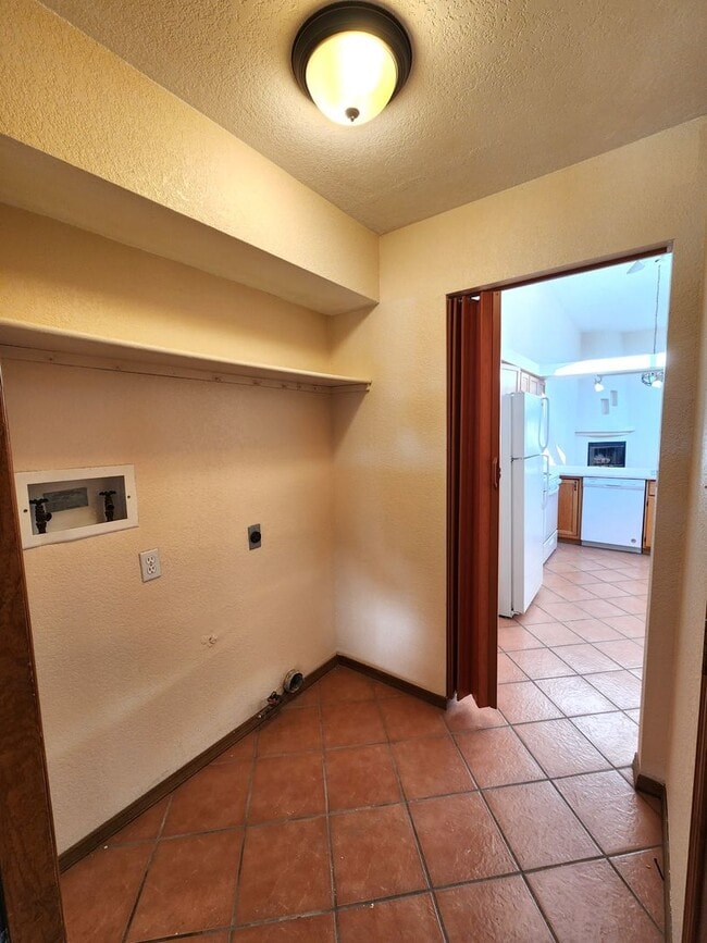 Building Photo - 2050 Pinecone Way