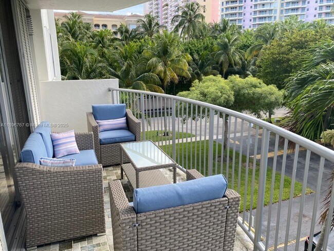 Building Photo - 210 Seaview Dr