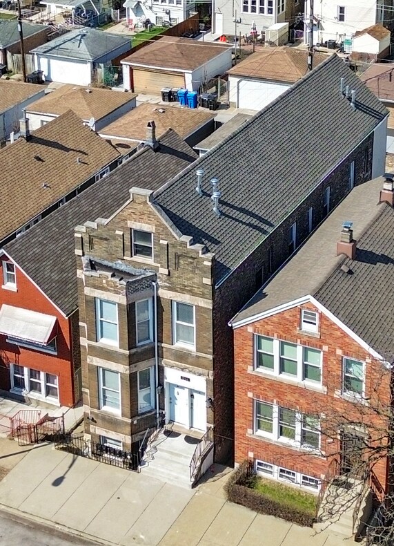 Building Photo - Urban Living: Spacious 2-Bedroom Haven in the Heart of Chicago!