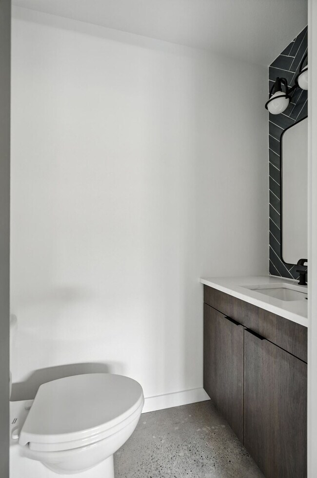 Building Photo - 925 NE 23rd Ave