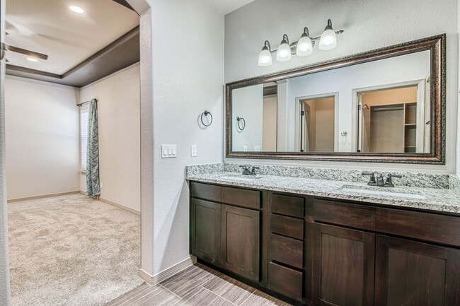 Building Photo - Beautiful 3 bed-2 baths with Casa Club/Gym...