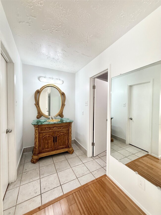 Building Photo - 10423 Kirkshire Dr