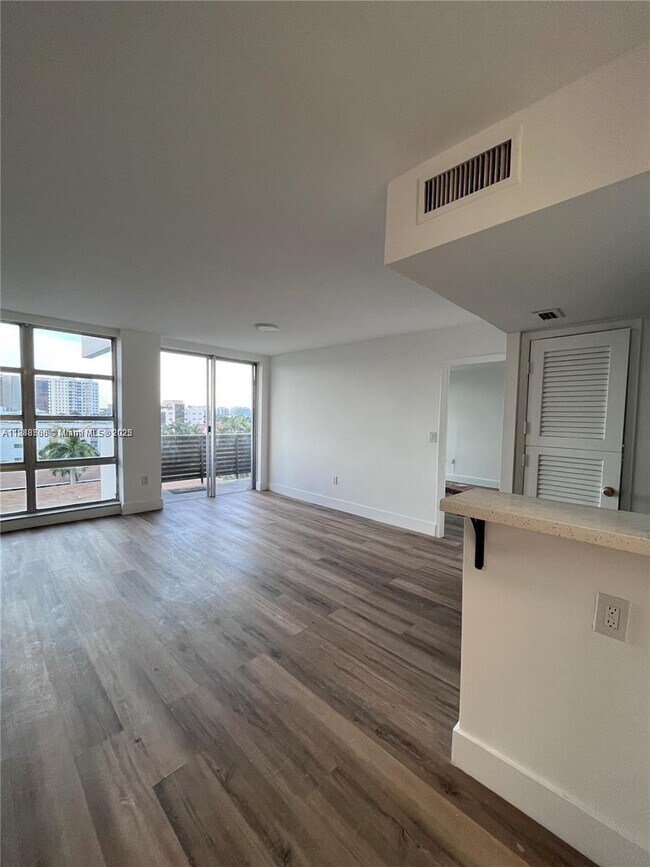 Building Photo - 9800 W Bay Harbor Dr
