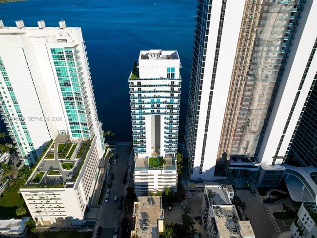 Building Photo - 700 NE 25th St