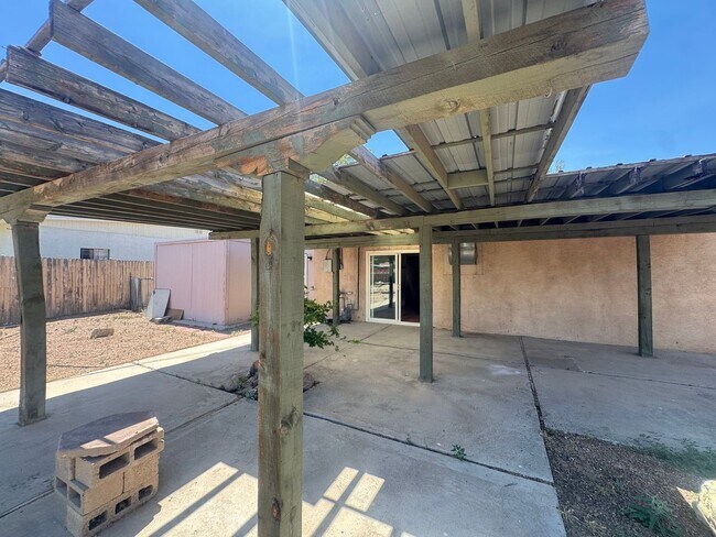 Building Photo - Bel-Air Neighborhood 2 Bed!