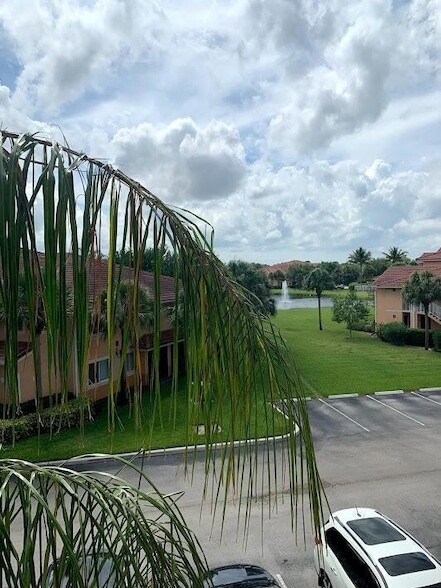 Building Photo - 251 SW Palm Dr
