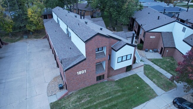 Building Photo - Stylish 1-Bedroom Apartment with Luxurious Updates in a Serene Setting