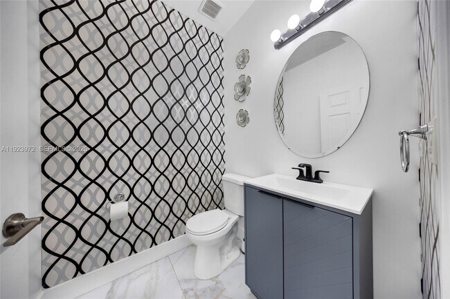 Building Photo - 268 NE 210th Way