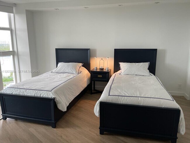 Building Photo - 100 Bayview Dr