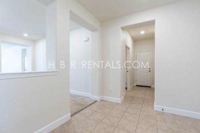 Building Photo - Spacious Elegance: 4-Bedroom with 3.5 Baths in Manteca