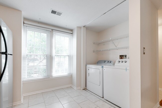 Building Photo - PRICE DROP on Wonderful End Unit Townhome ...