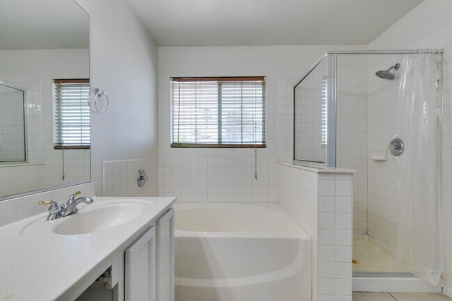 Building Photo - Spacious 4 Bedroom 2.5 Bathroom Home with Covered Patio & Large Backyard