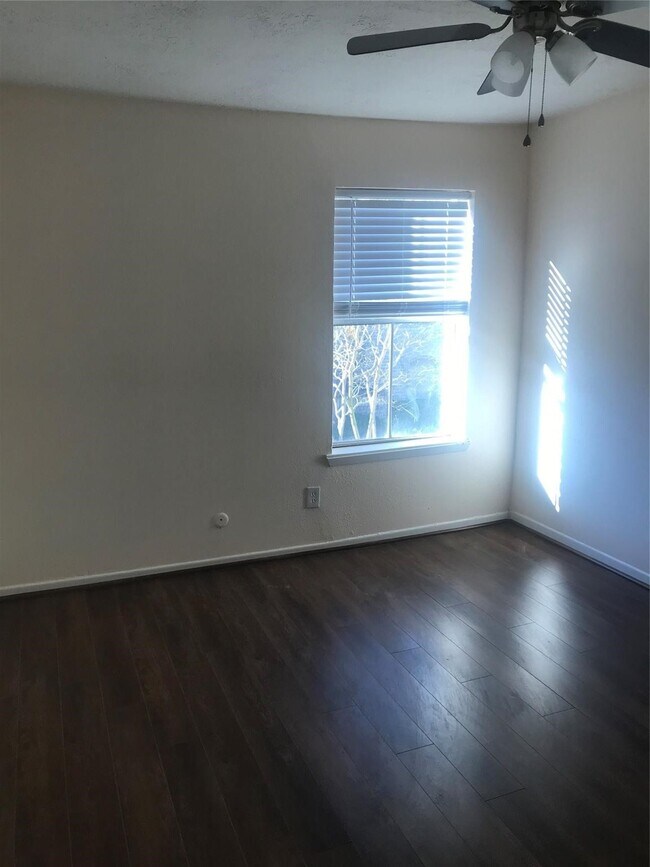 Building Photo - 8646 Maplecrest Dr