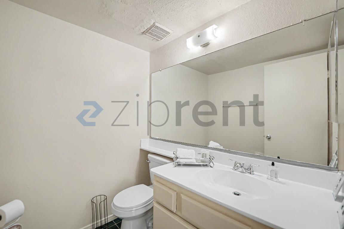 Building Photo - Unit 3