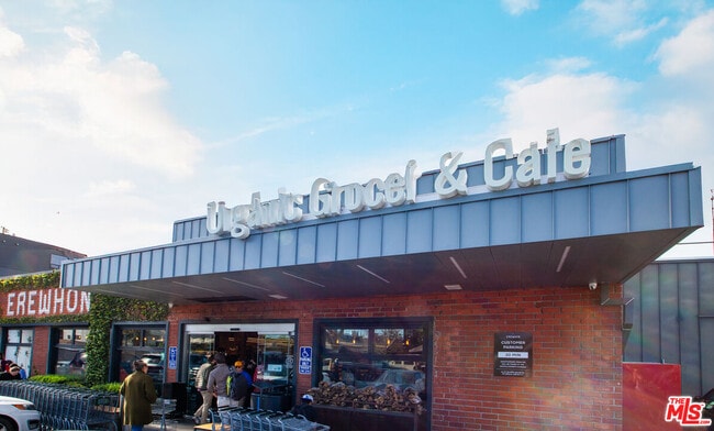 Building Photo - 927 1/2 Victoria Ave