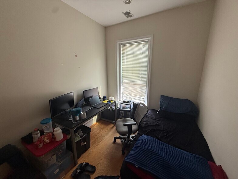 Building Photo - 10 Moreland St