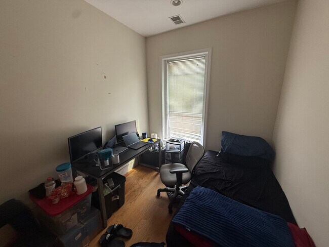 Building Photo - 10 Moreland St