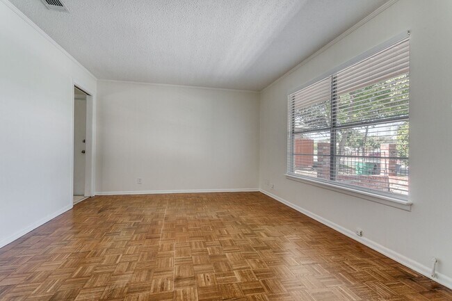 Building Photo - UPDATED 4-BEDROOM HOME IN SHEARER HILLS