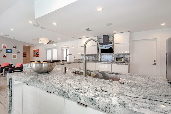 Building Photo - 16931 SW 5th Ct