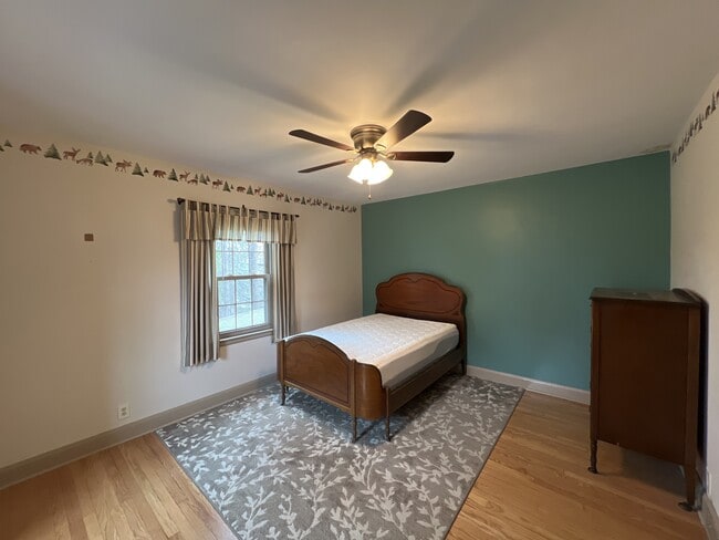 Building Photo - 1131 Colonial Dr E