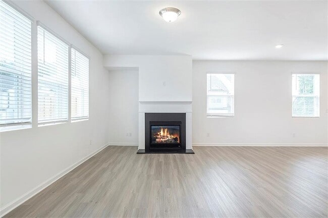 Building Photo - 5740 Thornton Dr