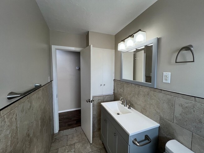 Building Photo - 4 Bedroom Home Available Near Comanche Rd ...