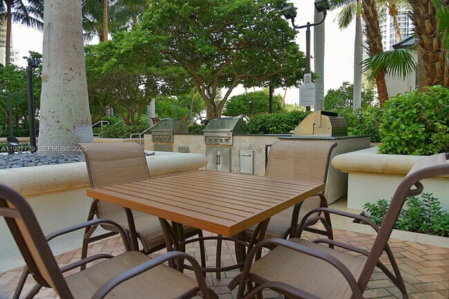 Building Photo - 347 N New River Dr E