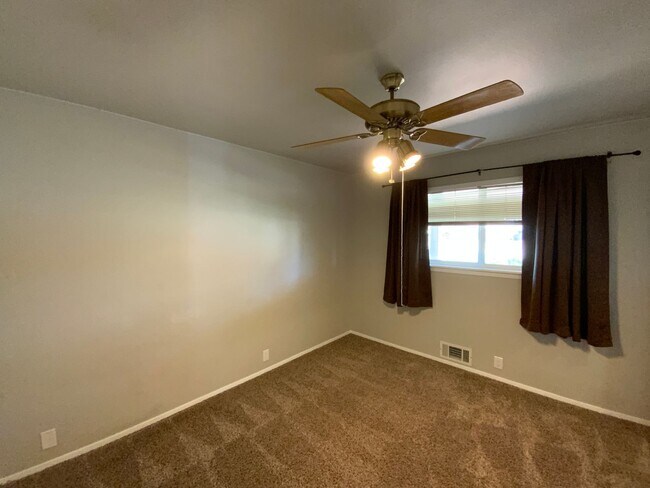 Building Photo - 5 Bedroom Home Available Near Wyoming Blvd NE & Comanche Rd NE!