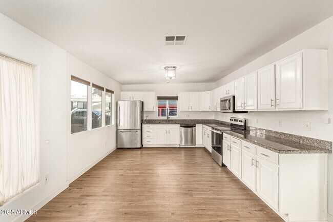 Building Photo - 407 E Eason Ave