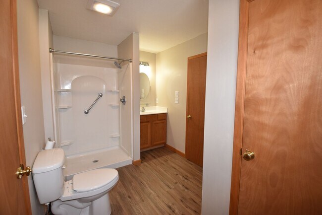 Building Photo - 3 Bedroom 2 Full Bath Home in Greenfield, Fenced Yard