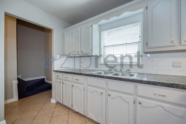 Building Photo - 815 E Sugarcane Dr