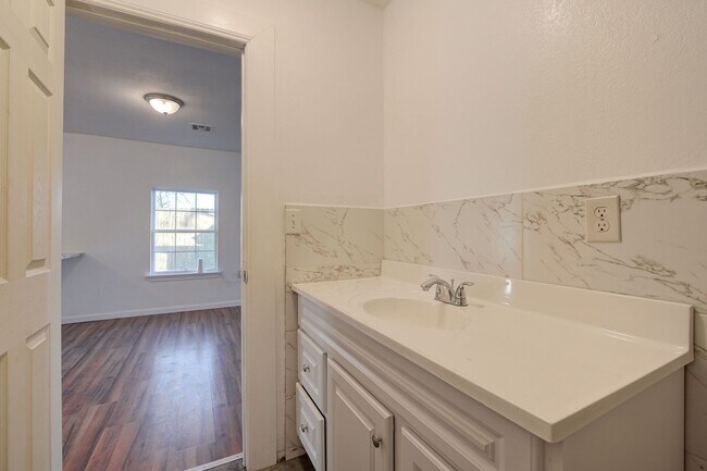 Building Photo - Cute 2BD/1BTH Home in the Heart of OKC Near OU Medical Center