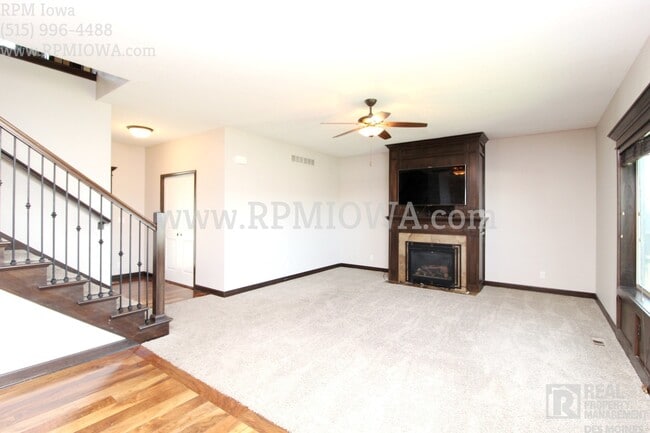 Building Photo - OVER 2000 SQ FT!!   5 Bedroom, 3.5 Bath Home in Urbandale