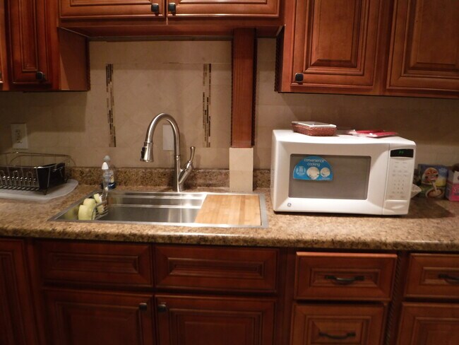 Building Photo - 1053 Park Ave