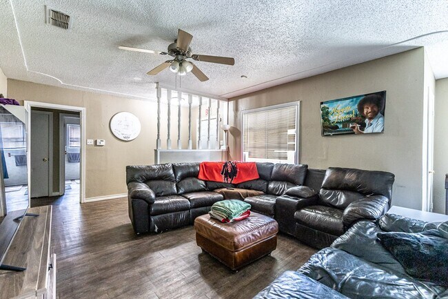 Building Photo - Pre-Leasing Summer 2023: Spacious 4/2,