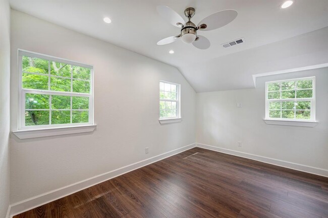 Building Photo - 3071 Locke Ln
