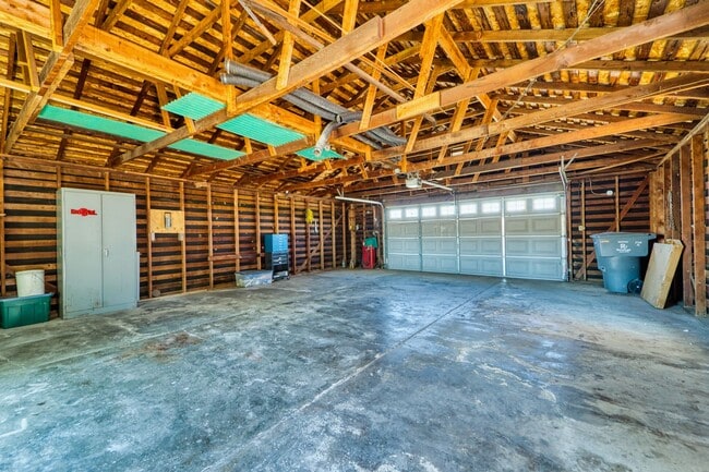Building Photo - Beautiful 3 Bed / 2 Bath  on 1.8 Acres Ple...
