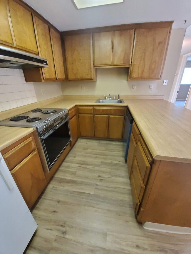 Building Photo - Roseville 2 Bedroom Duplex, New Carpet, Central Heat and Air, Large Fenced Yard