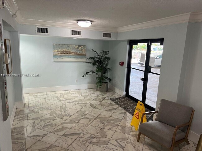 Building Photo - 2000 NE 135th St