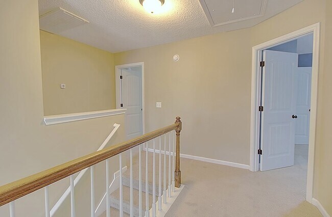 Building Photo - 935 Mustang Ln NE