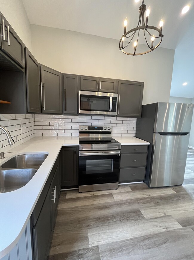 Building Photo - 8010 Sunset Heights Dr