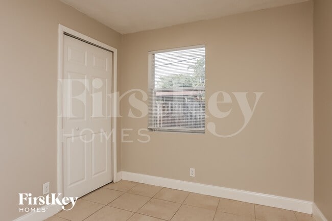 Building Photo - 1425 NE 29th St