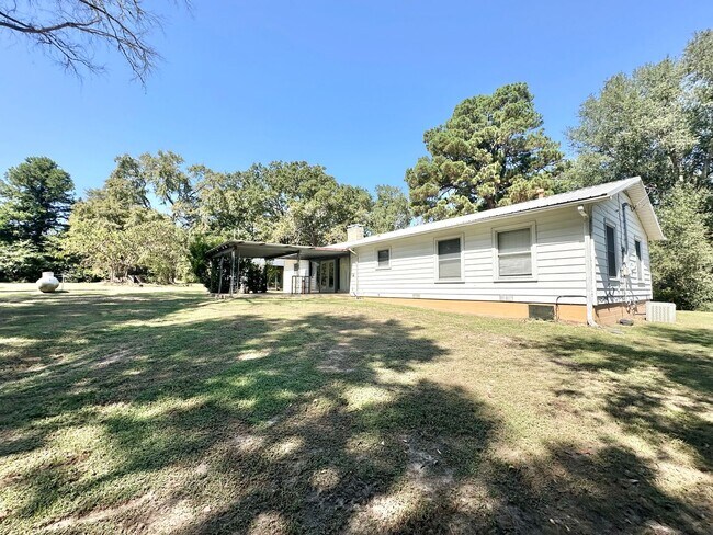 Building Photo - Tour Today! 3 Bed 1 Bath on 3 Acres with a...
