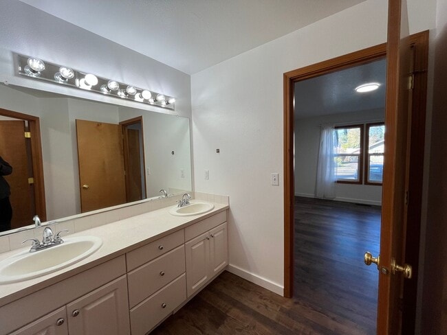 Building Photo - Amazing 3 Bd 2 Bath home in Historic Gladstone! Attached garage and Private yard! Easy access to ...