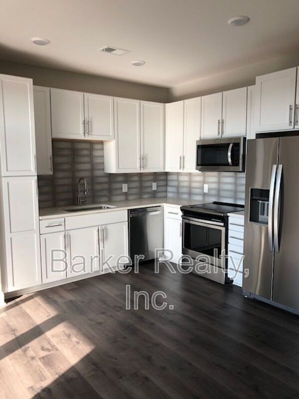 Building Photo - 414 S White St