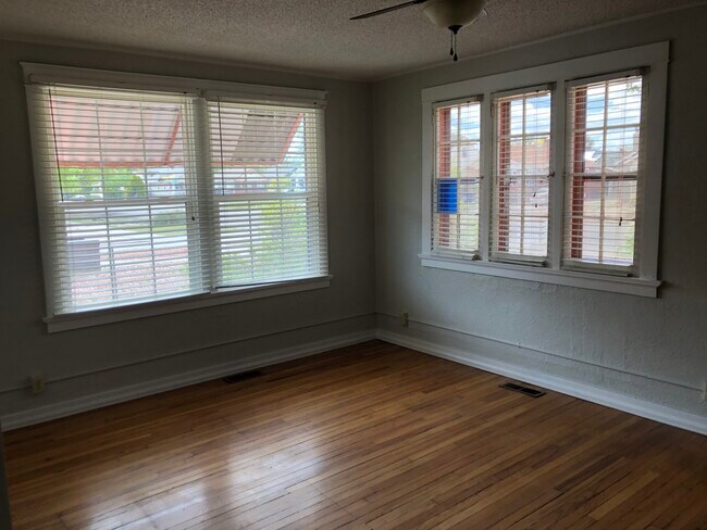 Nice well lit living room - 116 Polk St