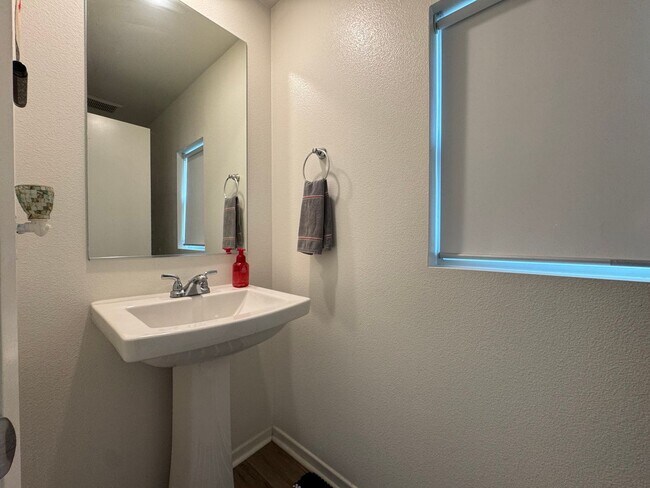 Building Photo - Gorgeous Citro Townhome for Rent