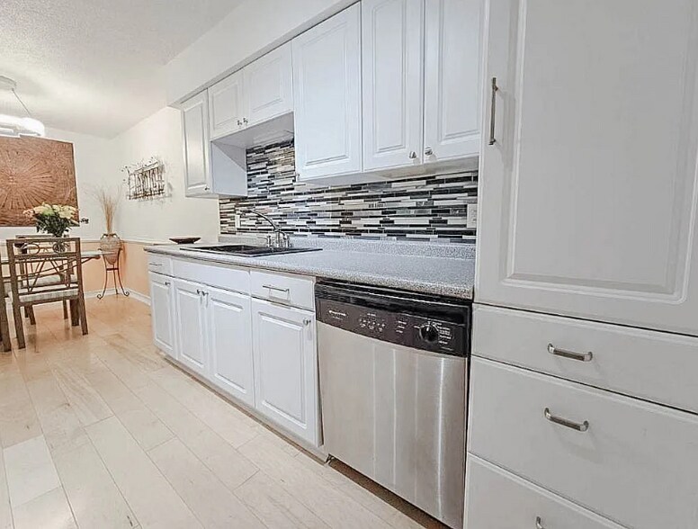 Building Photo - 9523 University Ave