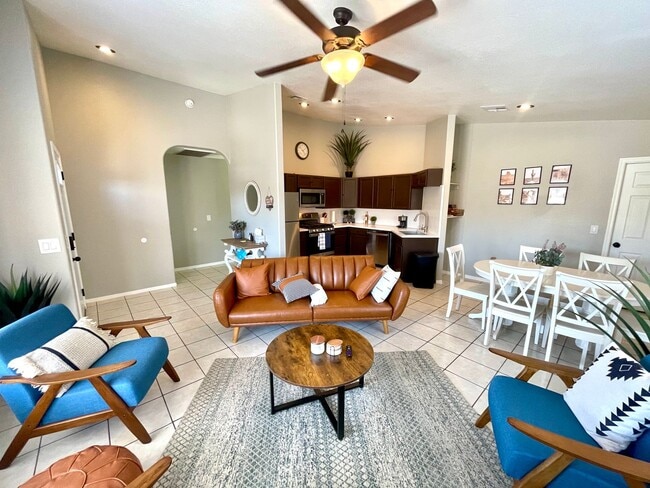 Building Photo - Luxurious Fully Furnished 3 Bedroom Home with Garage!