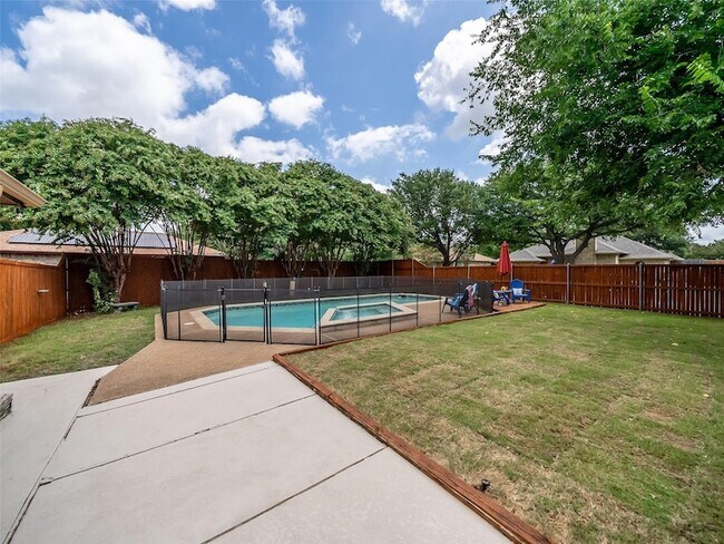 Building Photo - 709 Thoreau Ln